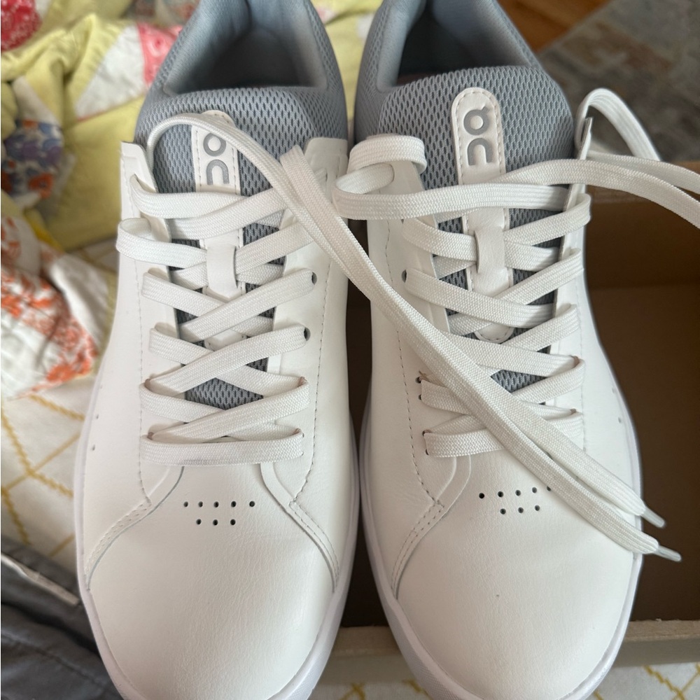 Women's On The Roger Advantage 2 White Rosehip Tennis Shoes Sneakers NWOB 9.5 - Picture 2 of 6